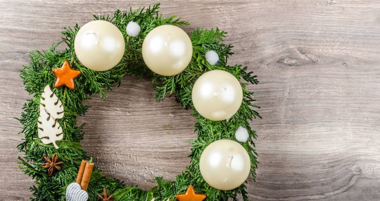 Vianočná dekorácia: Ako vyrobiť okrúhly adventný veniec z vetvičiek