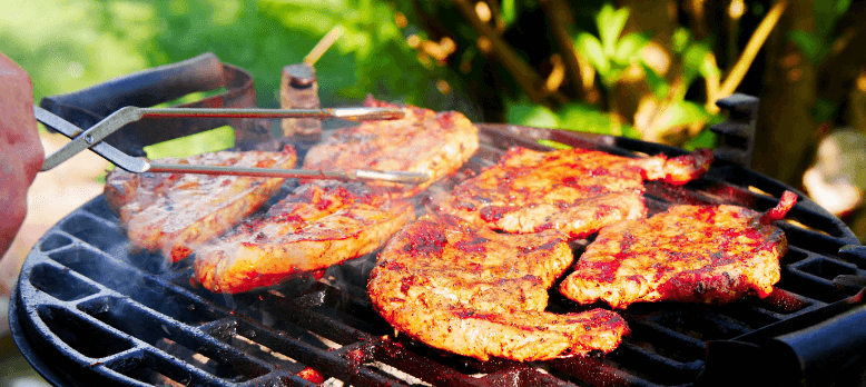 grilování masa na rozehřátém grilu