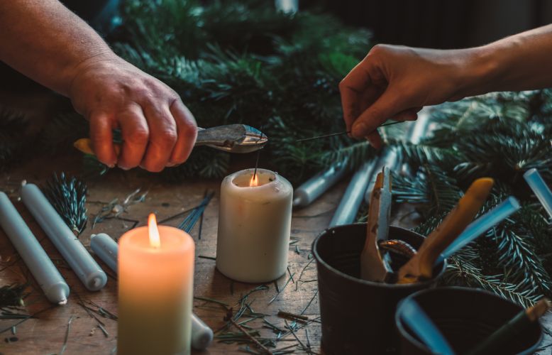 jak připevnit svíčky na adventní věnec